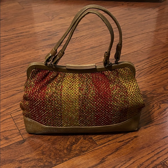 Handbags - Vintage woven bag with metal clasp. Straps are not real leather, super cute bag!